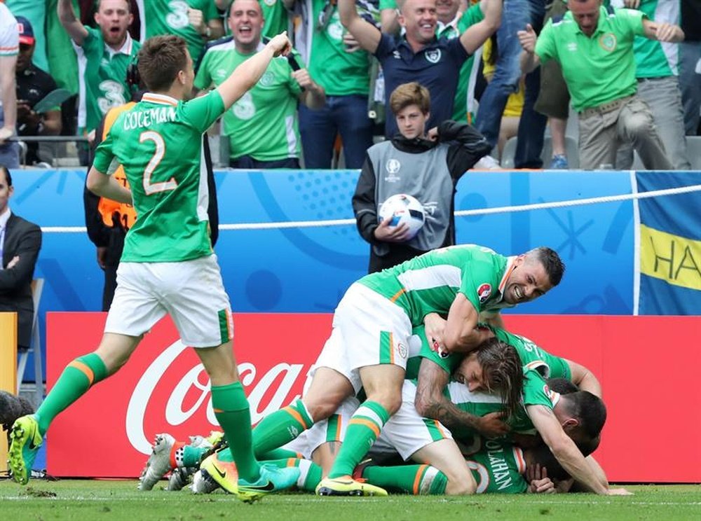 Los aficionados irlandeses mostraron la cara amable de la Eurocopa. EFE/EPA