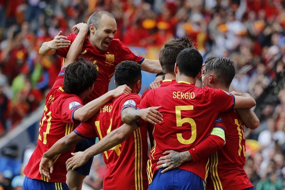 El defensa de la selección española Gerard Piqué celebra con sus compañeros el gol que ha marcado durante el partido España-República Checa del Grupo D de la Eurocopa de Fútbol de Francia 2016, que se disputó ayer en el Estadio Municipal de Toulouse (Francia). EFE