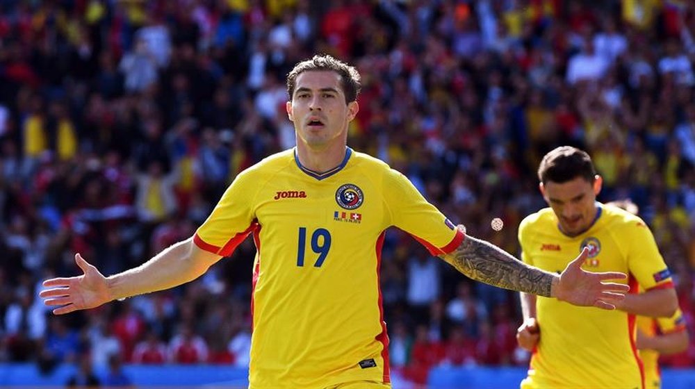El futbolista rumano firma hasta 2019. AFP