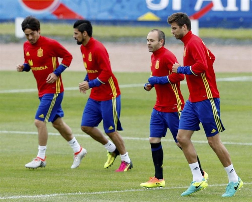 Iniesta y Piqué, a la derecha, son dos de los que dejarán la Selección Española. EFE