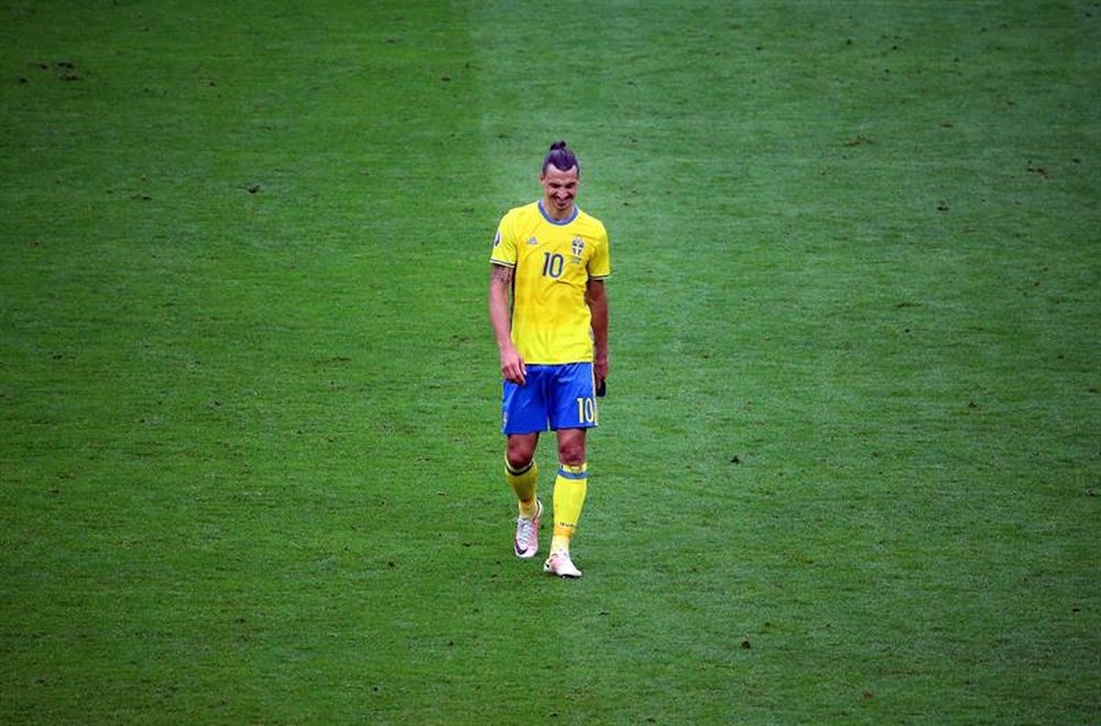 El delantero sueco Zlatan Ibrahimovic se retira en solitario trs el Suecia Irlanda jugado en Saint-Denis, Francia. EFE/EPA