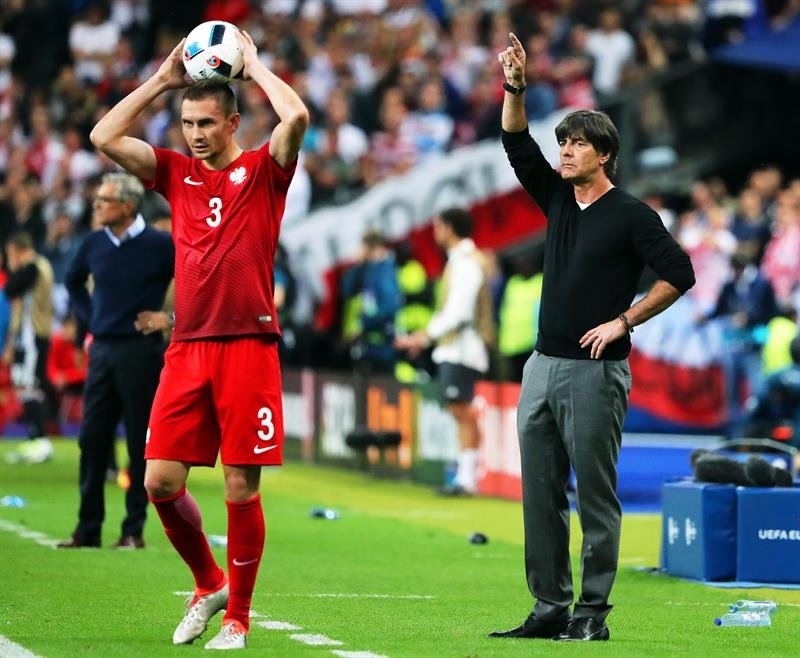 El seleccionador germano Joachim Löw (d), junto al jugador polaco Artur Jedrzejczyk (i), ayer durante el partido de la Eurocopa que enfrentó a ambas selecciones, en el estadio de Saint-Denis. EFE