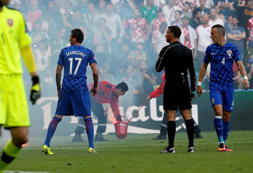 El lanzamiento de las bengalas ha indignado al mundo del fútbol croata. AFP