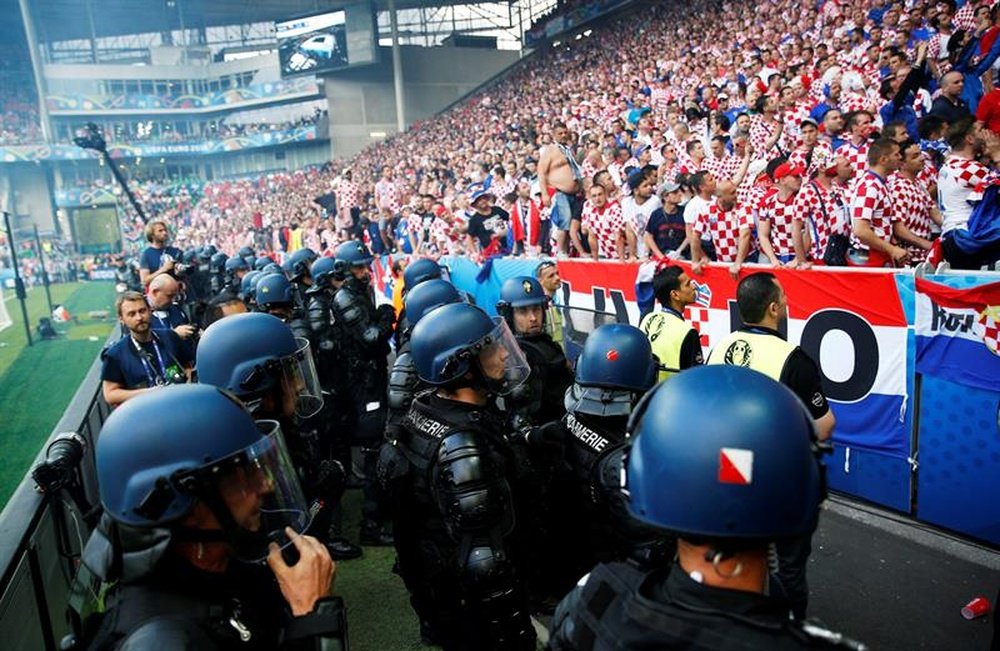 La policía francesa actúa ante el lanzamiento de bengalas en el Stade Geoffroy Guichard de Saint-Etienne, Francia. EFE/EPA