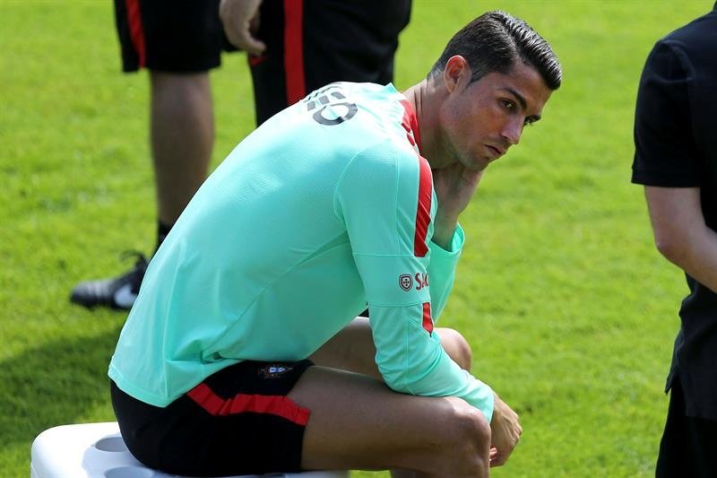 El jugado de Portugal Cristiano Ronaldo en la sesión de entrenamiento de la selección lusa celebrada esta mañana en Marcoussis, cerca de París. EFE