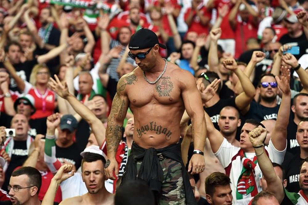 Hinchas húngaros en la grada del Stade Velodrome de Marsella, Francia. EFE/EPA