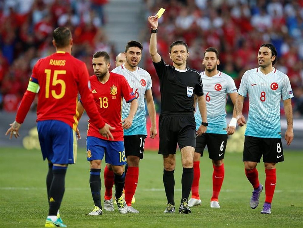 L'arbitre Milorad Mazic avait participé à l'Euro. EFE
