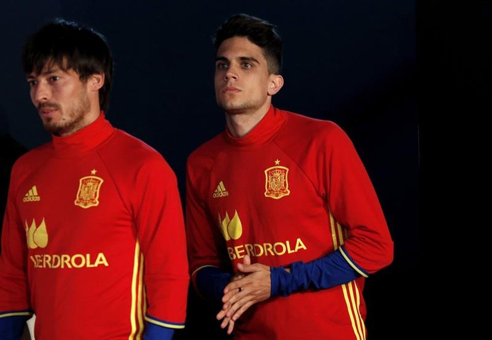 Los jugadores de la selección española, David Silva (i) y Marc Bartra, durante la rueda de prensa ofrecida en la Isla de Ré, lugar de concentración durante la disputa de la EuRocopa 2016. EFE