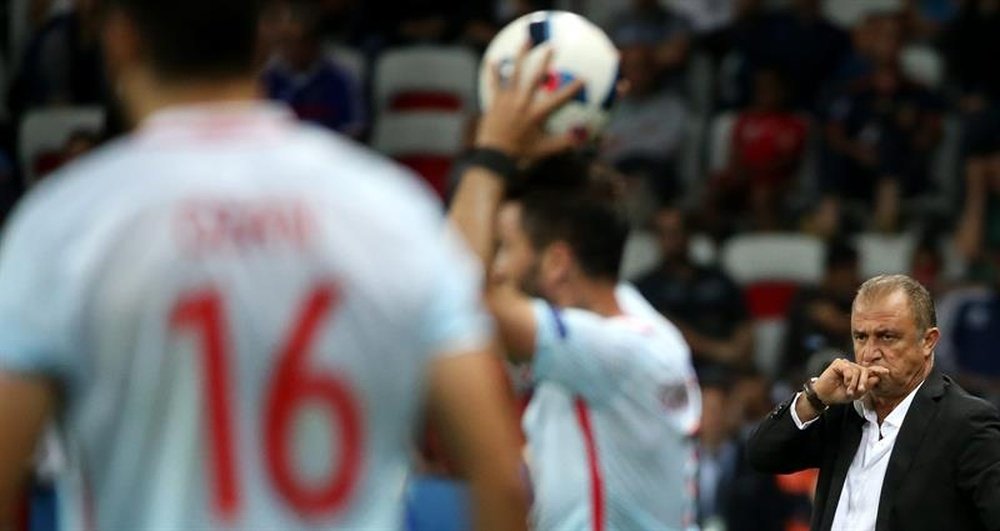 El seleccionador turco, Fatih Terim (d), durante el partido de la Eurocopa disputado entre España y Turquía, el pasado viernes. EFE