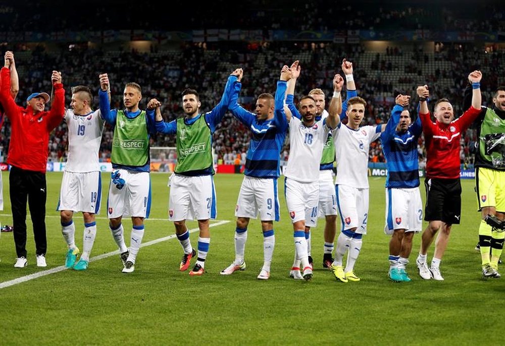 Los jugadores eslovacos celebran su empate con Inglaterra en Saint-Etienne, Francia. EFE/EPA