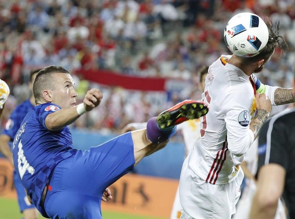 El defensa de la selección española Sergio Ramos (d) lucha el balón con el croata Ivan Perisic, durante el partido Croacia-España del Grupo D. EFE/Archivo
