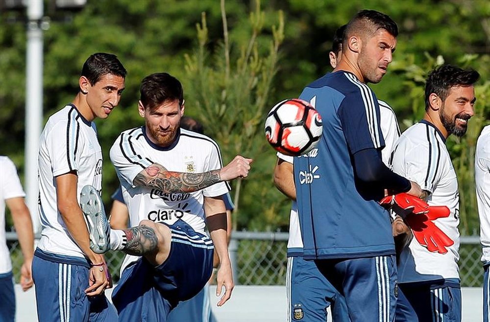 Di María fue cuestionado por Messi y Cristiano. EFE