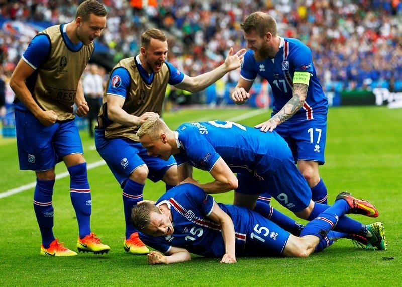 La Selección Islandesa se clasificó como segunda de grupo gracias a su triunfo ante Austria. EFE