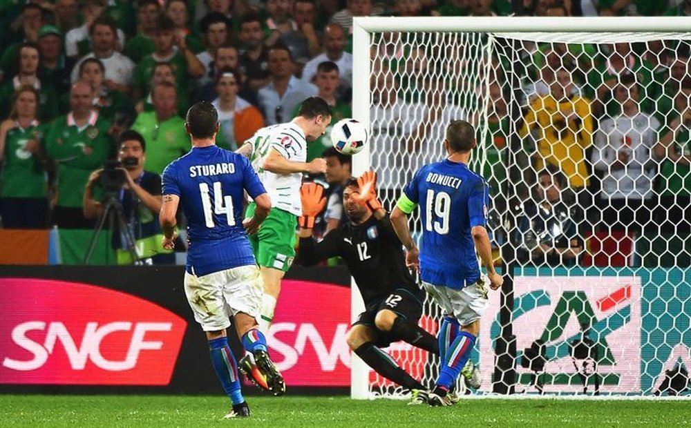 Robbie Brady scoring past Buffon and Italy. EFE