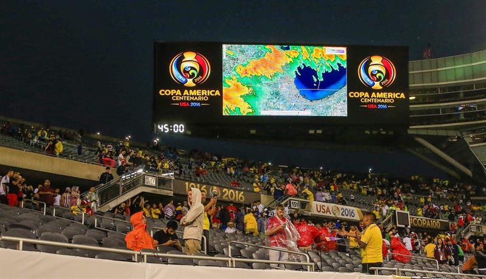 Fotografía donde se ve una pantalla con imágenes meteorológicas de una tormenta hoy, miércoles 22 de junio de 2016, durante un juego entre Colombia y Chile en las semifinales de la Copa América Centenario en el estadio Soldier Field en Chicago (EE.UU.). EFE