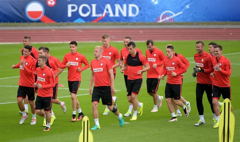 Los jugadores de la selección polaca, ayer durante un entrenamiento en La Baule. EFE