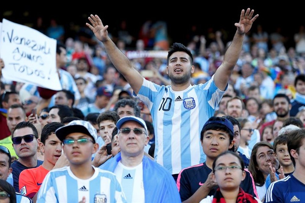 Así reaccionó la hinchada argentina a la primera derrota. EFE/Archivo