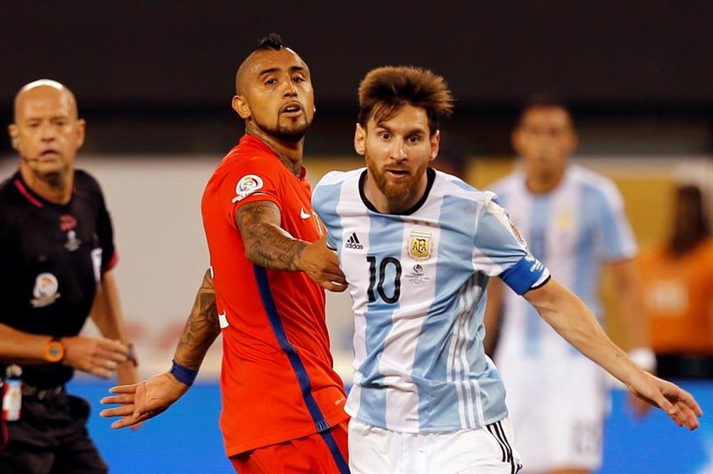 El centrocampista chileno denunció un posible trato de favor. EFE
