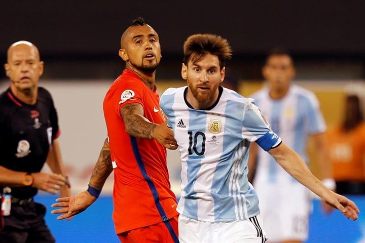 Arturo Vidal lamentó la despedida de Leo Messi de la Selección Argentina