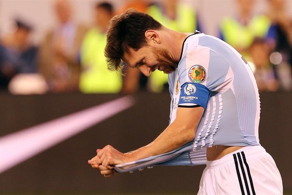 El delantero argentino aseguró a la prensa que abandona la Selección Argentina. EFE