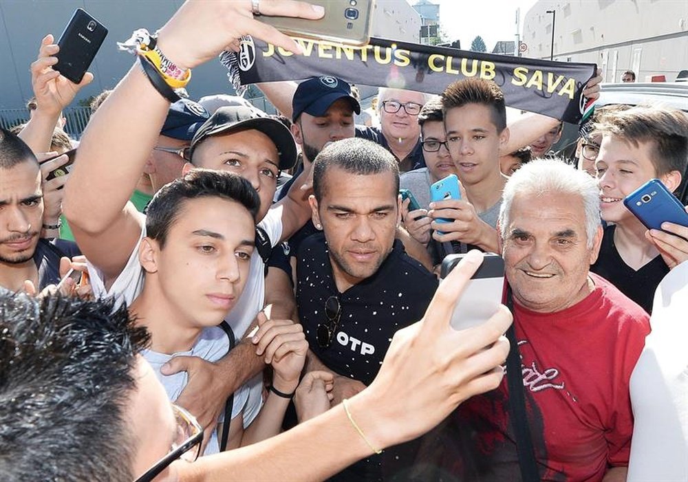 Dani Alves ya es jugador de la Juventus. EFE