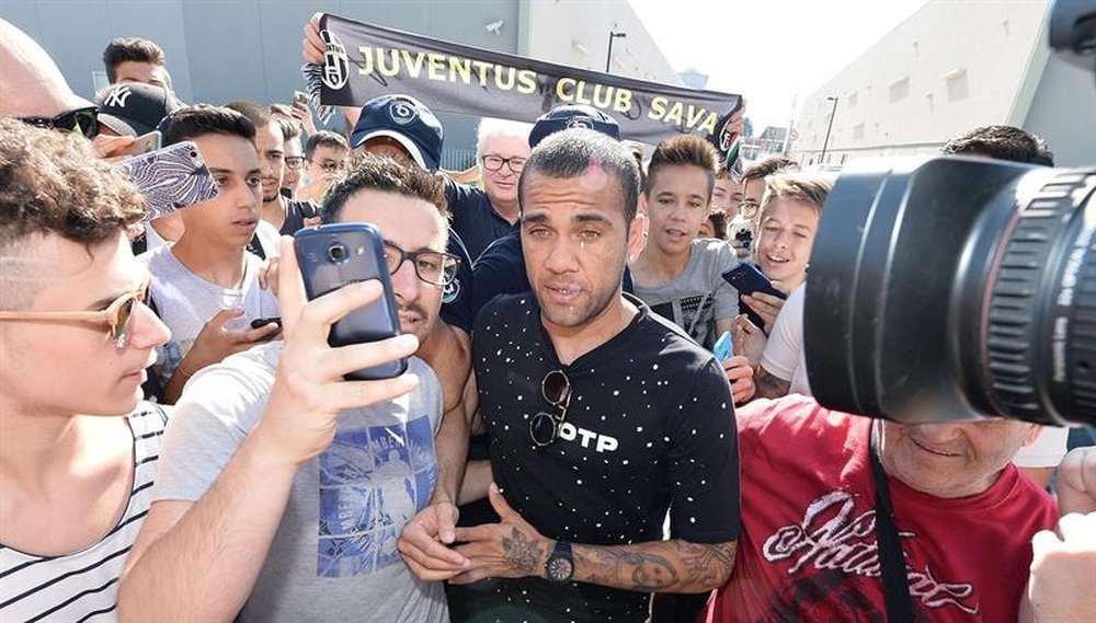Alves poses with Juve fans. EFE