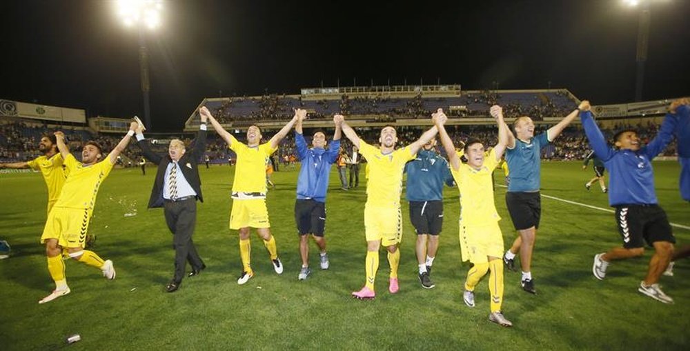 Los jugadores del Cádiz celebran su ascenso a segunda división, a la finalización del encuentro que han disputado anoche frente al Hércules de Alicante, tras derrotar al equipo alicantino por 0-1. EFE