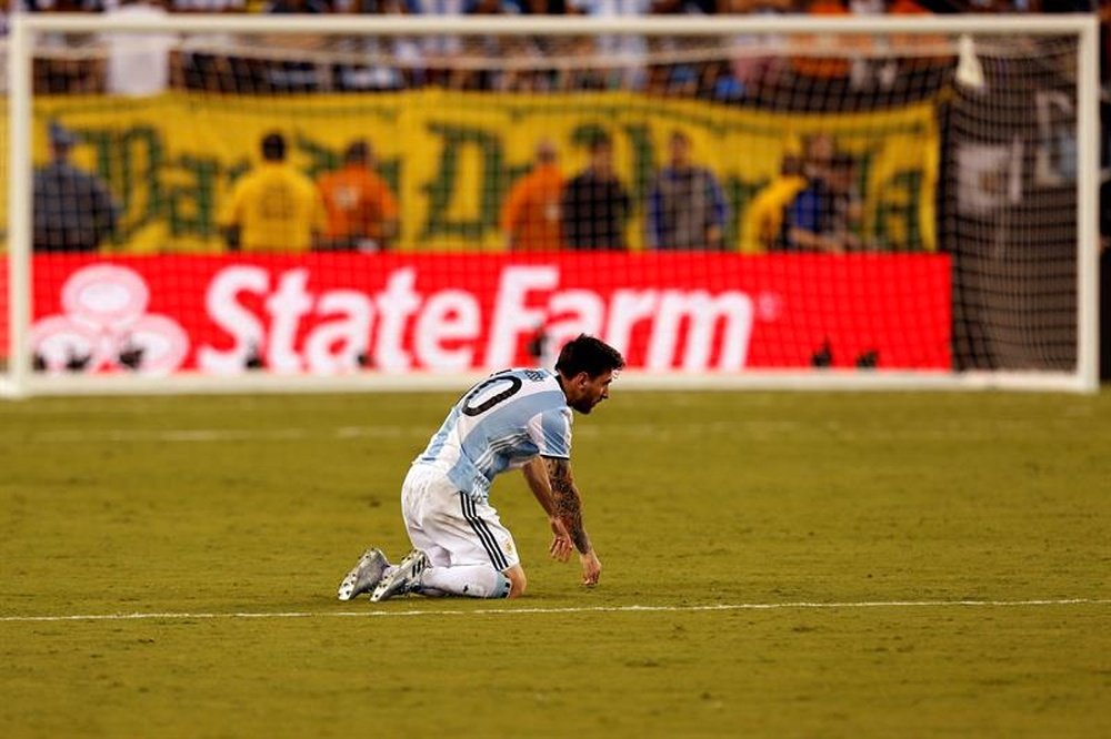 El futbolista argentino Lionel Messi reacciona después de caer derrotado en la final de la Copa América Centenario ante Chile, en el MetLife Stadium, en East Rutherford, New Jersey, Estados Unidos, el 26 de junio de 2016. EFE