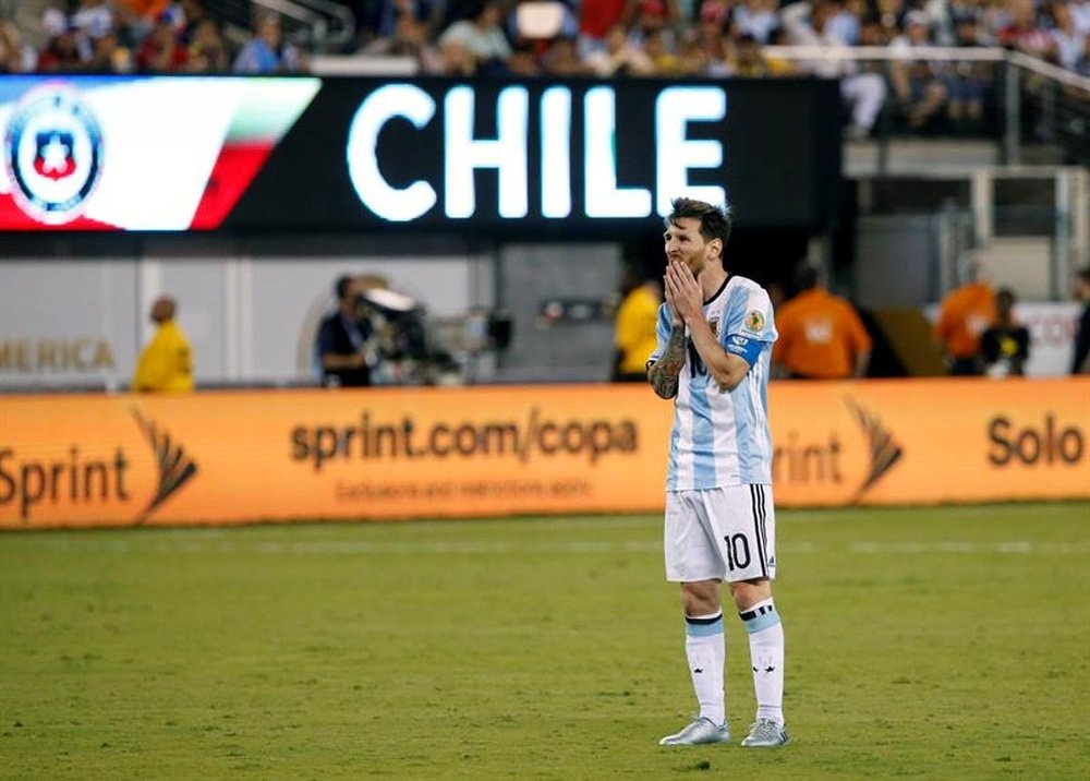 Leo Messi se vio muy afectado tras perder la final ante Chile. AFP