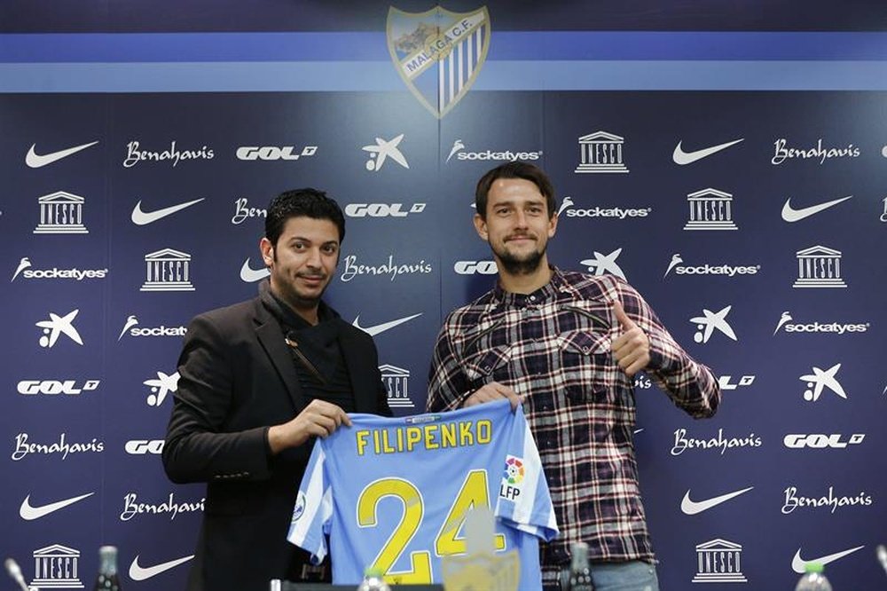El centro bielorruso Egor Filipenko, de 26 años, posaba junto al vicepresidente del Málaga Club de Fútbol, Moayad Shatat (i), con la camiseta del equipo durante su presentación en el estadio de La Rosaleda como nuevo central del club malacitano en enero del años pasado. EFE