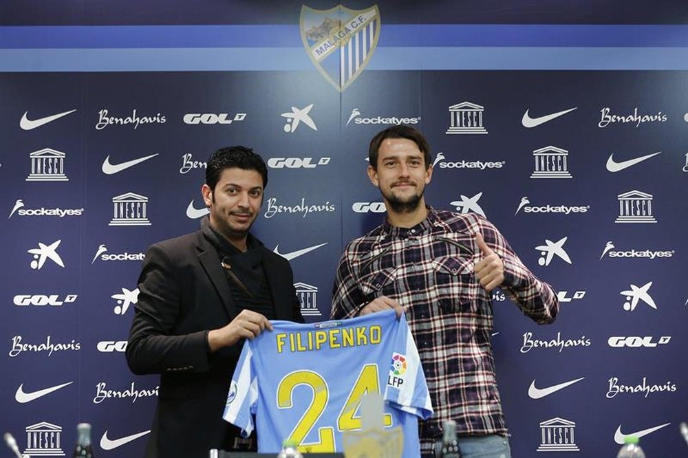 El centro bielorruso Egor Filipenko, de 26 años,  posaba junto al vicepresidente del Málaga Club de Fútbol, Moayad Shatat (i), con la camiseta del equipo durante su presentación en el estadio de La Rosaleda como nuevo central del club malacitano en enero del años pasado. EFE