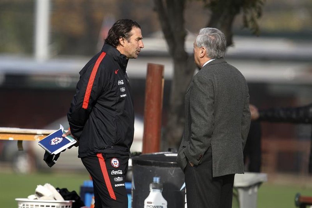 Imagen de archivo del entrenador de la selección de fútbol de Chile, Juan Antonio Pizzi (i), conversa con el presidente de la Asociación Nacional de Fútbol Chileno (ANFP), Arturo Salah (d). EFE/Archivo