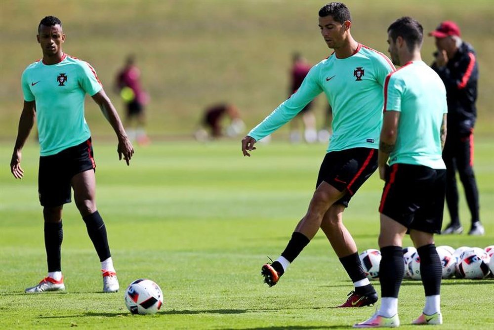 Nani ha cerrado filas en torno a su compañero y capitán, Cristiano Ronaldo. EFE/Archivo