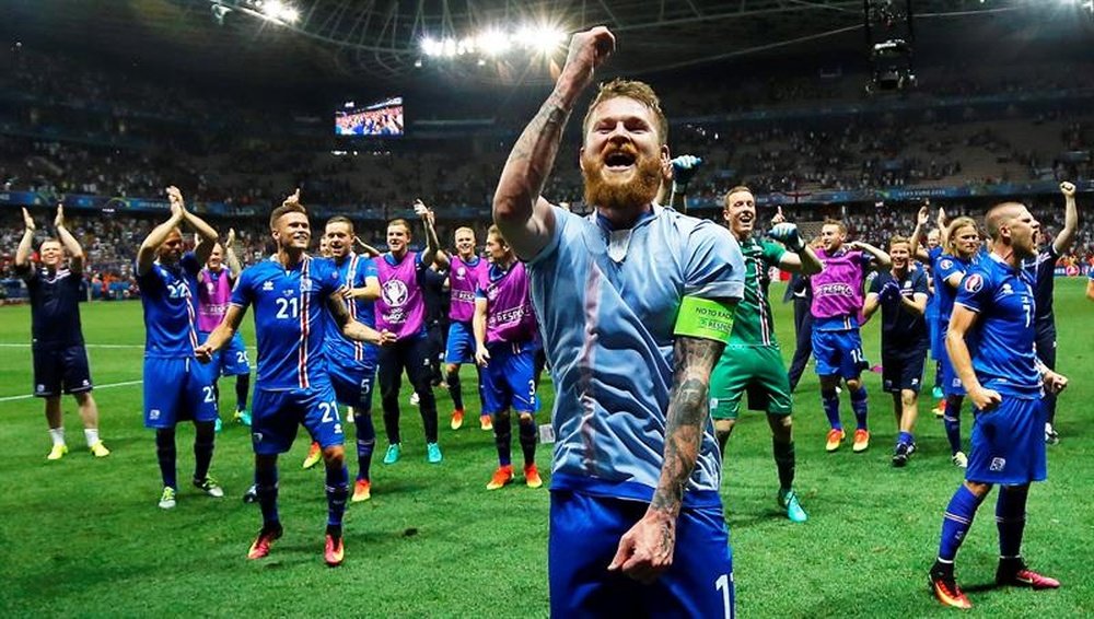 El capitán de la selección islandesa Aron Gunnarsson (delante) celebra la victoria de su equipo frente a Inglaterra, antes de ayer. EFE  of