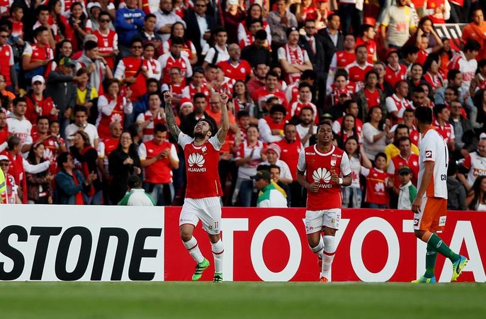 En la imagen, el jugador de Independiente Santa Fe Jonathan Gómez (i) celebra luego de anotar un gol. EFE/Archivo