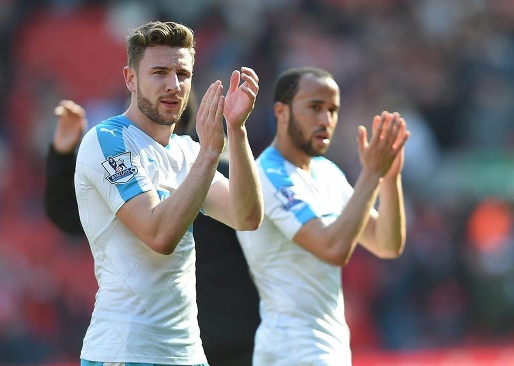 Dummett will reportedly miss the game on Saturday. EFE