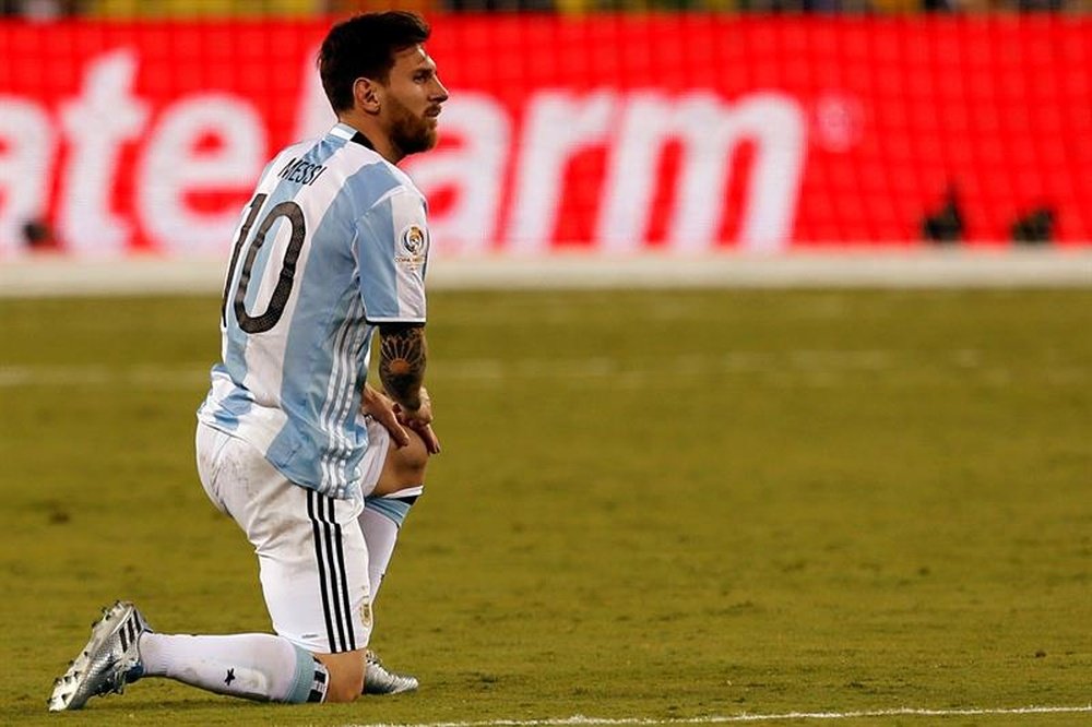 Lionel Messi de Argentina se lamenta luego de perder ante Chile en la final de la Copa América Centenario, el 26 de junio de 2016, en el estadio MetLife de East Rutherford, Nueva Jersey (EE.UU.). EFE/Archivo