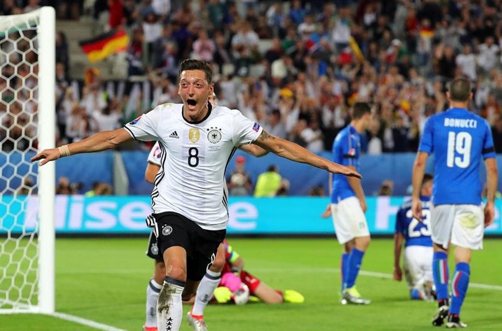 Le milieu offensif Mesut Özil après son but pendant le match Allemagne-Italie.EFE/EPA