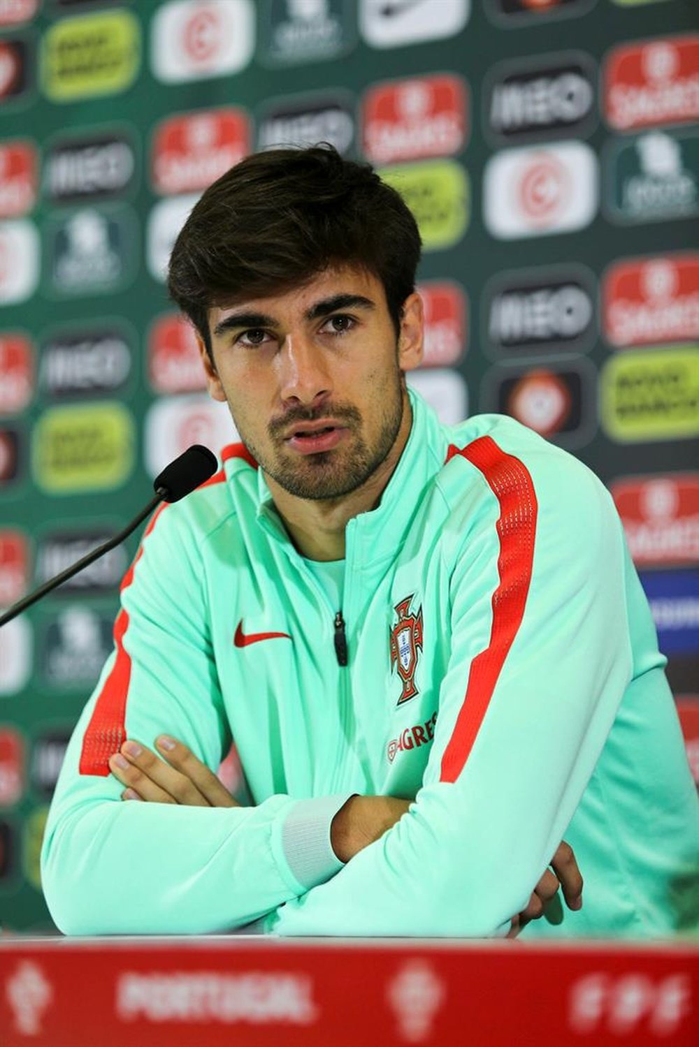 Barcelona are desperate to sign Valencia and Portugal midfielder Andre Gomes. EFE