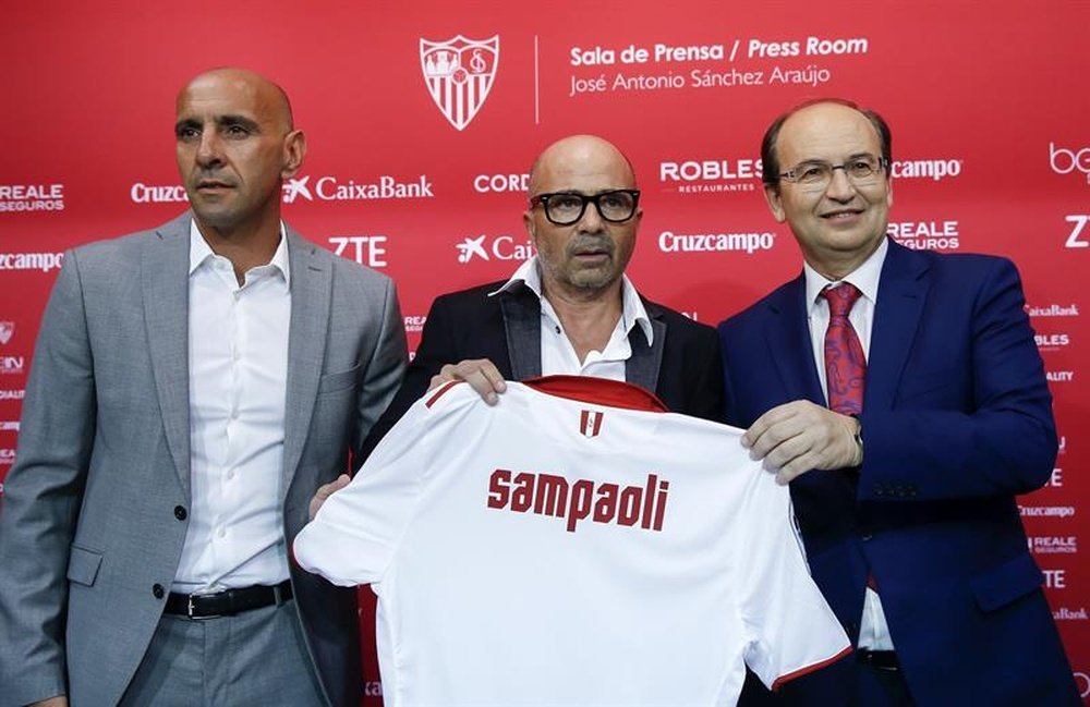 Pepe Castro asegura que el Sevilla no rebajará un euro más de lo previsto a Sampaoli. EFE/Archivo