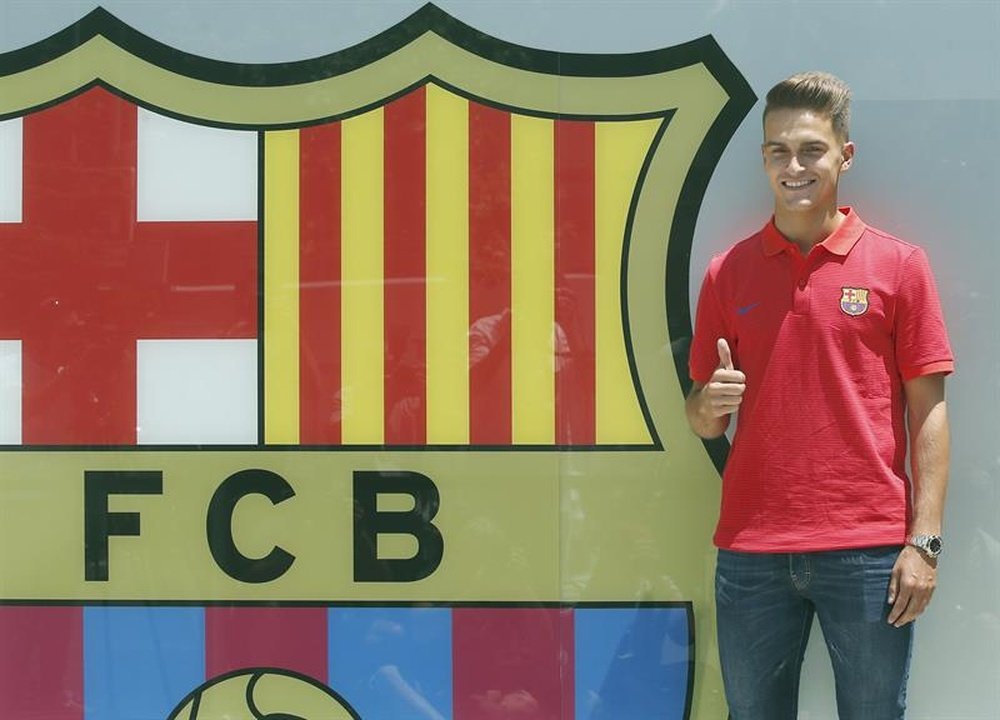El centrocampista Denis Suárez, posa frente a las oficinas del FC Barcelona. EFE