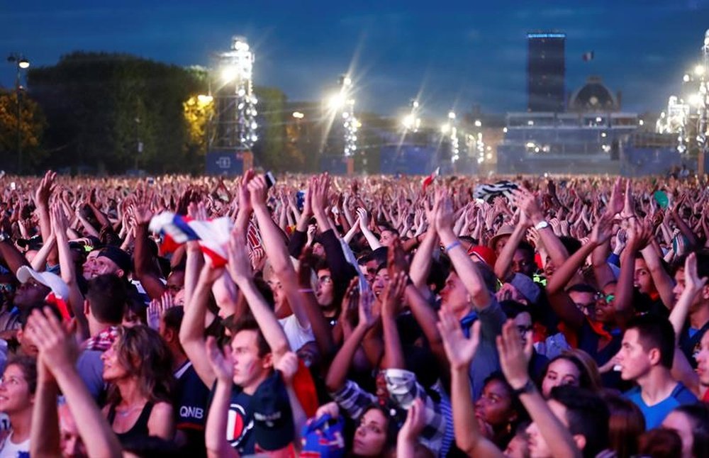 Fans miran la semifinal de la Eurocopa entre Alemania y Francia cerca de la torre Eiffel, en París. EFE