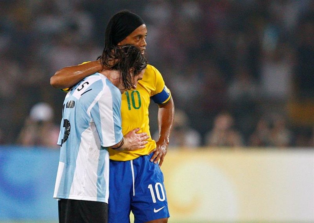 Ronaldinho (R) has a lot of admiration for Messi. EFE/Archivo