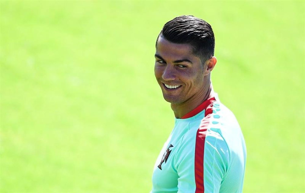 El jugador de la selección nacional de Portugal Cristiano Ronaldo durante el entrenamiento de  hoy en Marcoussis, cerca de Paris, Francia. EFE