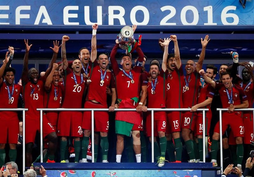 Portugal levantó el primer título de su historia. EFE