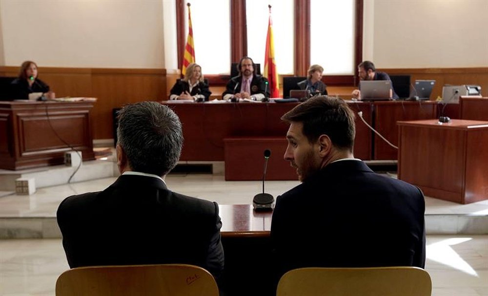 El jugador del FC Barcelona Lionel Messi (d) y su padre, Jorge Horacio Messi (i), en la sala de la Audiencia de Barcelona durante la tercera jornada del juicio que se siguió contra ellos por tres delitos contra la Hacienda Pública. EFE/Archivo