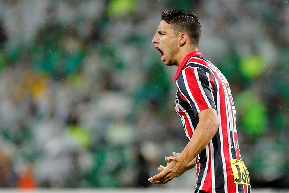 Jonathan Calleri Sao Paulo celebra una anotación ante Atlético Nacional durante el segundo juego de la semifinal de Copa Libertadores 2016 en el estadio Atanasio Girardot en Medellín (Colombia). EFE/Archivo