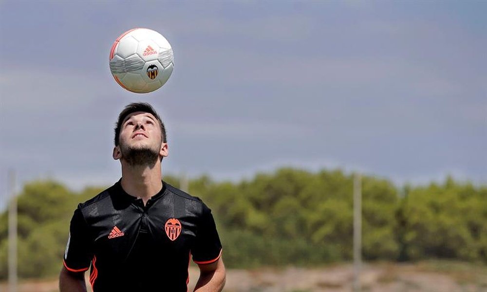 Álvaro Medrán se lesiona en el entrenamiento del Valencia. EFE