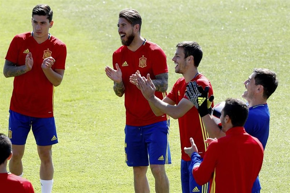 Casillas ya conoce que no será el guardameta titular de la Selección. EFE
