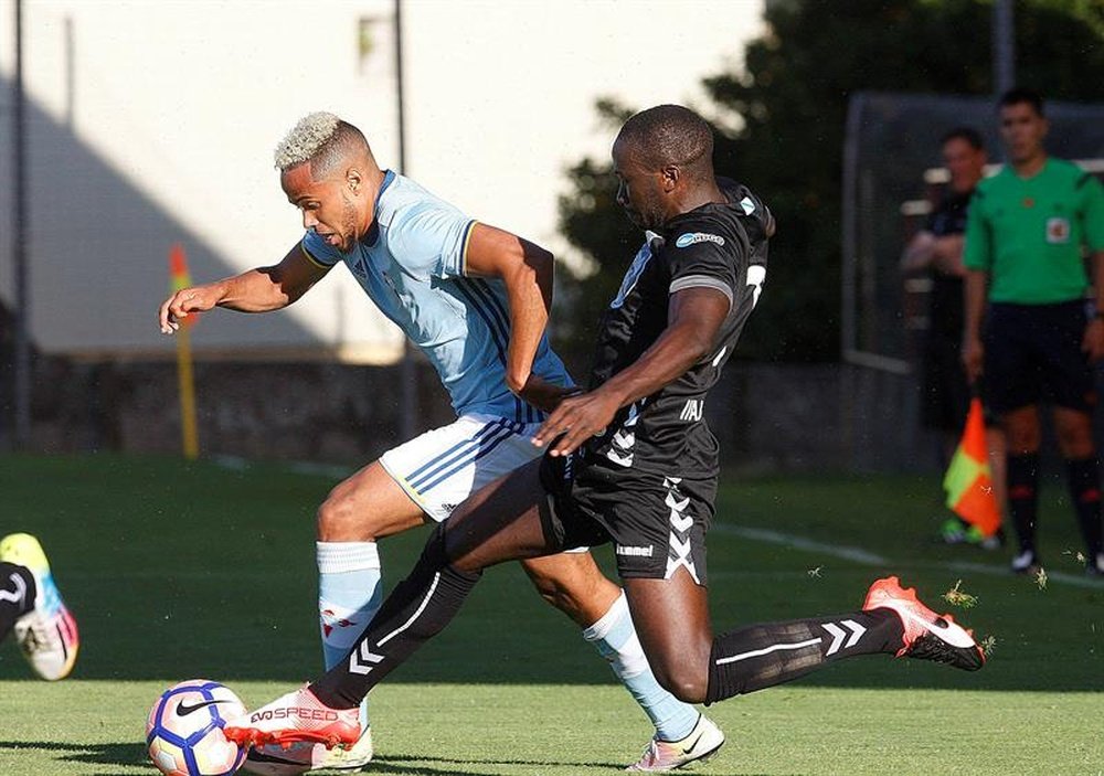 Serge Leuko firma con la RB Linense. EFE